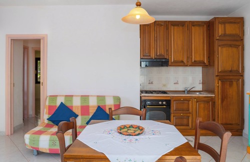 Barrabisa Apartamento | Apartamento "Conchiglia Rosa" con jardín compartido, vistas al mar y Wi-Fi