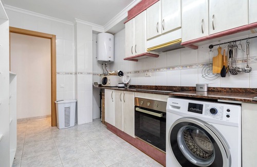 Sant Carles de la Rapita Apartamento | Apartamento 'Constancia' con vistas a la montaña, Wi-Fi y aire acondicionado