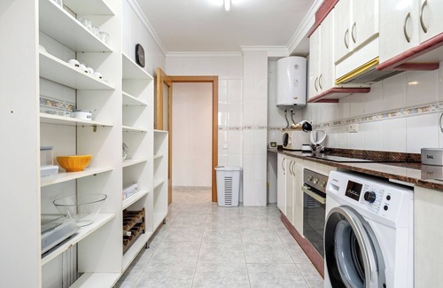 Sant Carles de la Rapita Apartamento | Apartamento 'Constancia' con vistas a la montaña, Wi-Fi y aire acondicionado