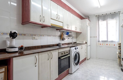 Sant Carles de la Rapita Apartamento | Apartamento 'Constancia' con vistas a la montaña, Wi-Fi y aire acondicionado