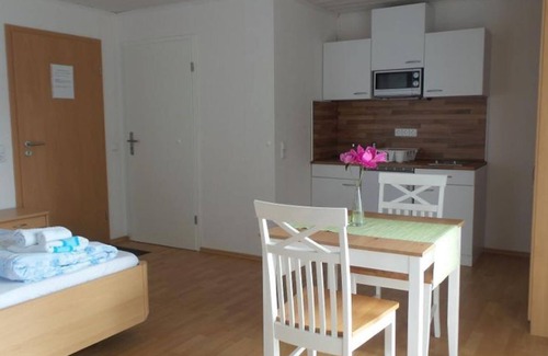 Schweigen-Rechtenbach Cama Y Desayuno | Apartment/apartment, shower, WC, balcony - Gästehaus Reither