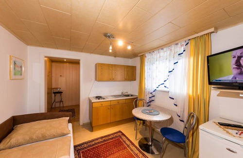 Uebelbach Apartamento | Apartment Dino with breakfast in the Pension Herti - Haus Pastner am Teich