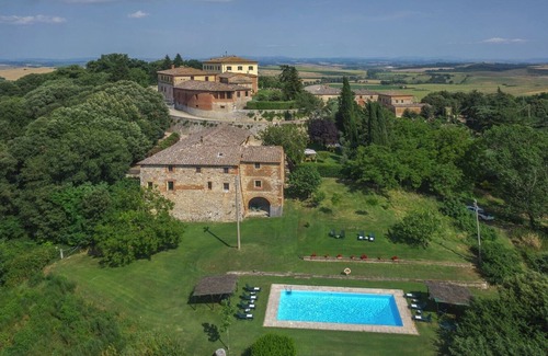 Radi Apartamento | VILLA Y GRANJA DE RADI SIENA TOSCANA SUITE CON ENCANTO DRAGO WIFI PISCINA AIRE ACONDICIONADO