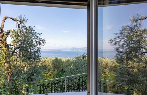 Albisano Apartamento | Apartamento 'El Casal' con vistas al lago, piscina compartida y Wi-Fi