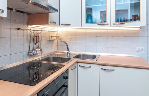 San Teodoro City Centre Apartamento | Apartamento 'Elegante Appartamento Centro' con terraza privada y jardín privado