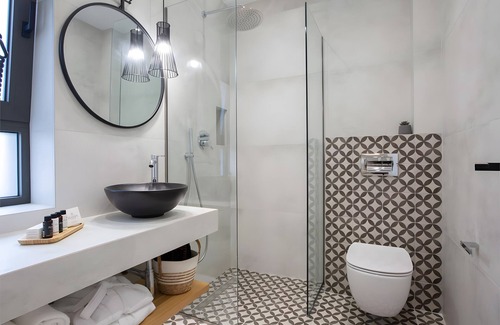 Lefkada Town Apartamento | Apartamento 'Elfam City Suite A' con terraza compartida, Wi-Fi y aire acondicionado