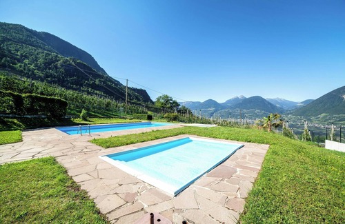 Merano Apartamento | Apartamento 'Ella' con vistas a la montaña, piscina, terraza y Wi-Fi