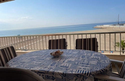 El Roc de Sant Gaieta Apartamento | Apartamento 'En Primera Línea De Mar' con vistas al mar, piscina compartida y Wi-Fi