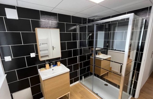 Maubeuge Apartamento | Apartamento-Baño con ducha-Vista al patio