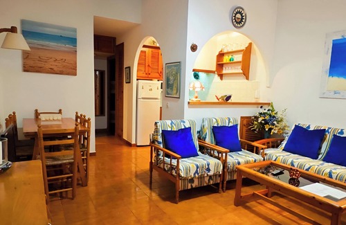Arenal d'en Castell Apartamento | Apartamento con preciosas vistas al mar, jardines, piscina y muy bien situado