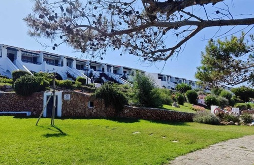 Arenal d'en Castell Apartamento | Apartamento con preciosas vistas al mar, jardines, piscina y muy bien situado
