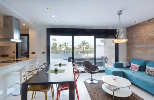 Mil Palmeras Apartamento | Apartamento en Mil Palmeras con vistas al mar, piscina, jardín, terraza, aire acondicionado y Wi-Fi