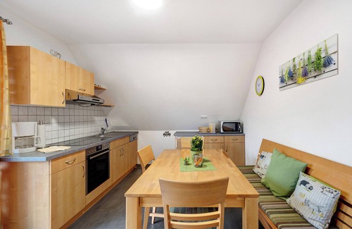 Elzach Apartamento | Apartamento 'Ferienwohnung Sonnenblume' con vistas a la montaña, terraza privada y Wi-Fi