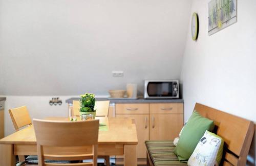 Elzach Apartamento | Apartamento 'Ferienwohnung Sonnenblume' con vistas a la montaña, terraza privada y Wi-Fi