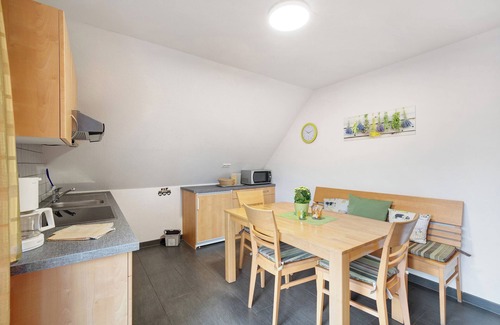 Elzach Apartamento | Apartamento 'Ferienwohnung Sonnenblume' con vistas a la montaña, terraza privada y Wi-Fi