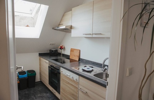 Bad Wildbad Apartamento | Apartamento 'Ferienwohnung Wunderbar' con vistas a la montaña, terraza privada y Wi-Fi