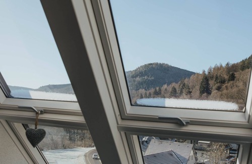 Bad Wildbad Apartamento | Apartamento 'Ferienwohnung Wunderbar' con vistas a la montaña, terraza privada y Wi-Fi