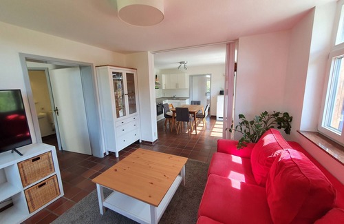 Bad Wildbad Apartamento | Apartamento 'Ferienwohnung Kuckucksnest' con vistas a la montaña, terraza privada y Wi-Fi