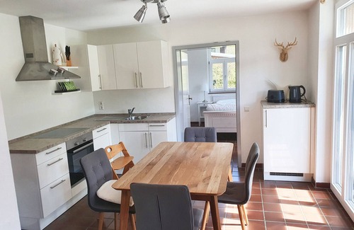 Bad Wildbad Apartamento | Apartamento 'Ferienwohnung Kuckucksnest' con vistas a la montaña, terraza privada y Wi-Fi