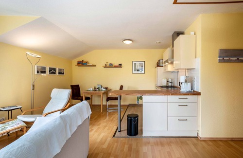 Eckernfoerde Apartamento | Apartamento 'Ferienwohnung 'Sonneck'' con balcón y Wi-Fi