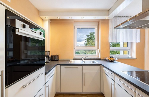 Oschelbronn Apartamento | Apartamento 'Ferienwohnung Gäufelden 120 Qm' con balcón y Wi-Fi