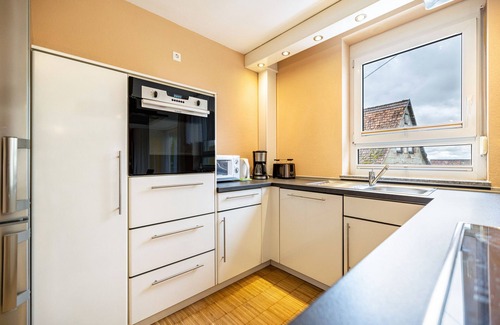 Oschelbronn Apartamento | Apartamento 'Ferienwohnung Gäufelden 120 Qm' con balcón y Wi-Fi
