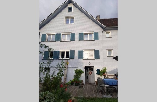 Dornbirn Apartamento | Apartment 'Ferienwohnung Am Hatlerbrunnen' with Mountain View, Shared Garden and Wi-Fi