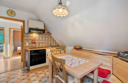 Elzach Apartamento | Apartamento 'Ferienwohnung Waldblick' con vistas a la montaña, terraza compartida y Wi-Fi