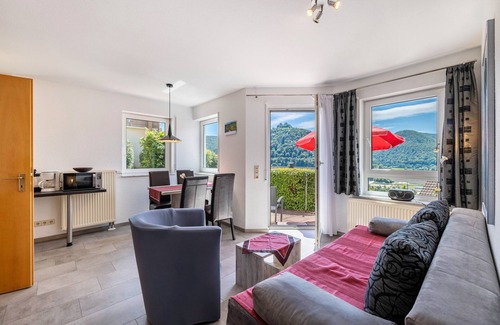 Bad Urach Apartamento | Apartamento 'Fewo1' con vistas a la montaña, terraza privada y Wi-Fi