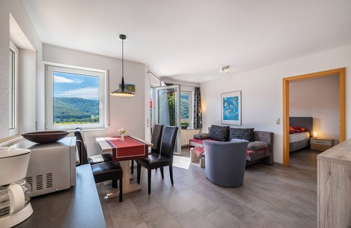 Bad Urach Apartamento | Apartamento 'Fewo1' con vistas a la montaña, terraza privada y Wi-Fi