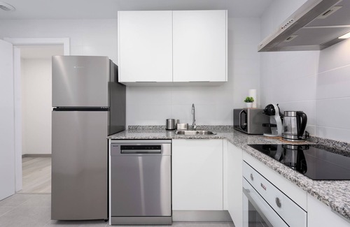 Estepona Apartamento | Apartamento 'Figaro Terrace&Pool Apartment' con piscina compartida, Wi-Fi y aire acondicionado