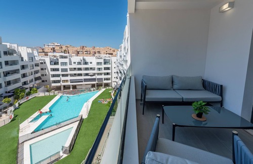 Estepona Apartamento | Apartamento 'Figaro Terrace&Pool Apartment' con piscina compartida, Wi-Fi y aire acondicionado
