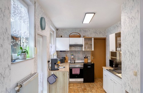 Bad Liebenstein Apartamento | Apartamento 'Ferienwohnung Fleißige Biene' con vistas a la montaña, terraza privada y Wi-Fi
