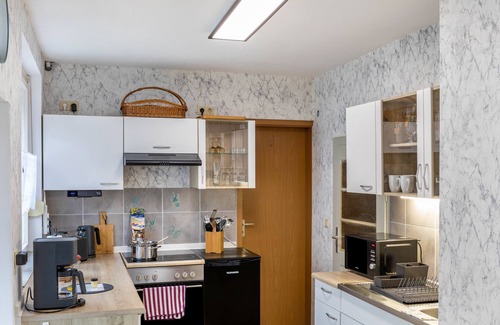 Bad Liebenstein Apartamento | Apartamento 'Ferienwohnung Fleißige Biene' con vistas a la montaña, terraza privada y Wi-Fi