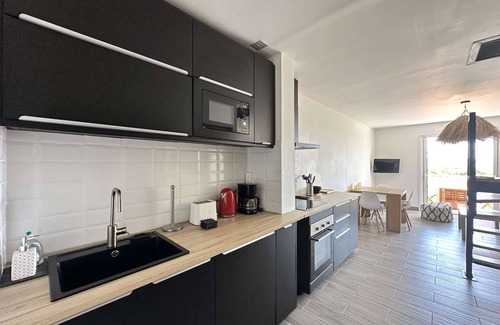 Giens Apartamento | Apartment for 4 people with sea view facing Porquerolles and pool, located in Giens
