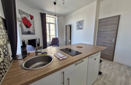 Douvres-la-Delivrande Apartamento | Apartment Basilique VII city center view