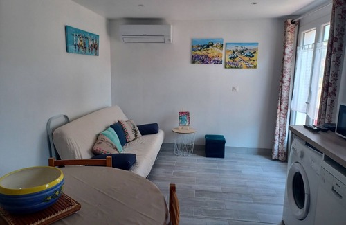 La Bouverie Apartamento | Apartment with private enclosed garden in villa