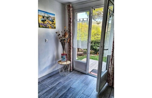 La Bouverie Apartamento | Apartment with private enclosed garden in villa