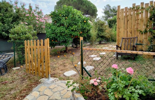 La Bouverie Apartamento | Apartment with private enclosed garden in villa
