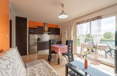 Saint-Simon-de-Bordes Apartamento | Apartamento 'Le Clos Du Champ De L'Amour - Fort Boyard' con piscina privada y aire acondicionado