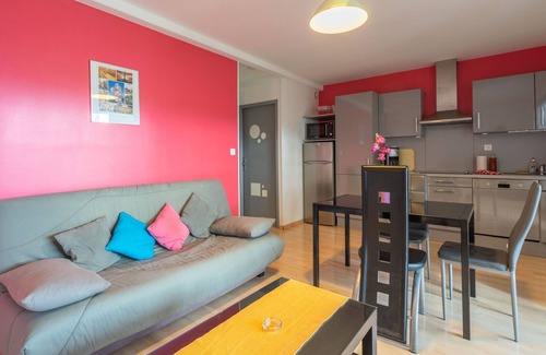 Saint-Simon-de-Bordes Apartamento | Apartamento 'Le Clos Du Champ De L'Amour - Rochefort' con piscina privada y aire acondicionado