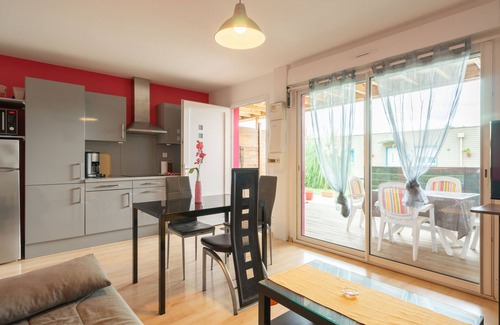 Saint-Simon-de-Bordes Apartamento | Apartamento 'Le Clos Du Champ De L'Amour - Rochefort' con piscina privada y aire acondicionado