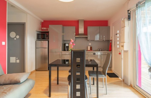 Saint-Simon-de-Bordes Apartamento | Apartamento 'Le Clos Du Champ De L'Amour - Rochefort' con piscina privada y aire acondicionado