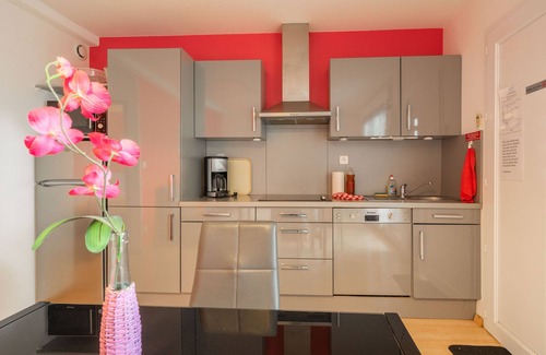 Saint-Simon-de-Bordes Apartamento | Apartamento 'Le Clos Du Champ De L'Amour - Rochefort' con piscina privada y aire acondicionado