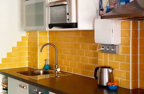 Giens Apartamento | Apartment, garden, swimming pool, sea nearby.