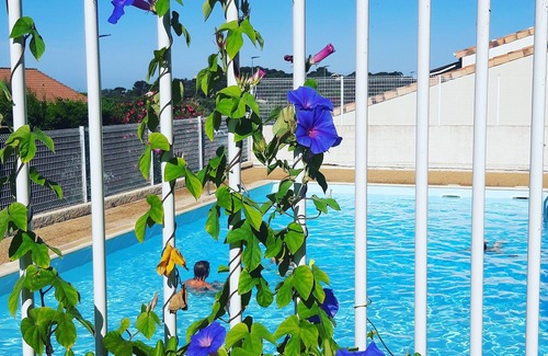 Giens Apartamento | Apartment, garden, swimming pool, sea nearby.