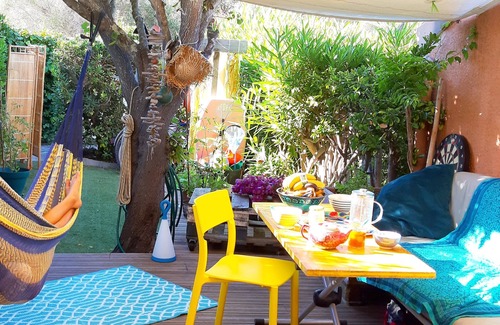 Giens Apartamento | Apartment, garden, swimming pool, sea nearby.