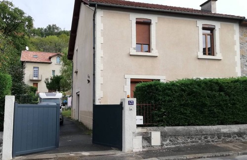 Decazeville Apartamento | Apartment 'Gite 43' with Private Terrace, Shared Garden and Wi-Fi