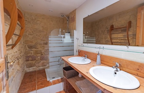 Sainte-Mondane Apartamento | Apartamento vacacional "Gite Monfort" con balcón, piscina climatizada compartida y Wi-Fi