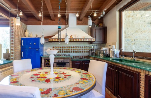 Caltagirone Casa | Apartamento 'Giusa' con piscina compartida, Wi-Fi y aire acondicionado